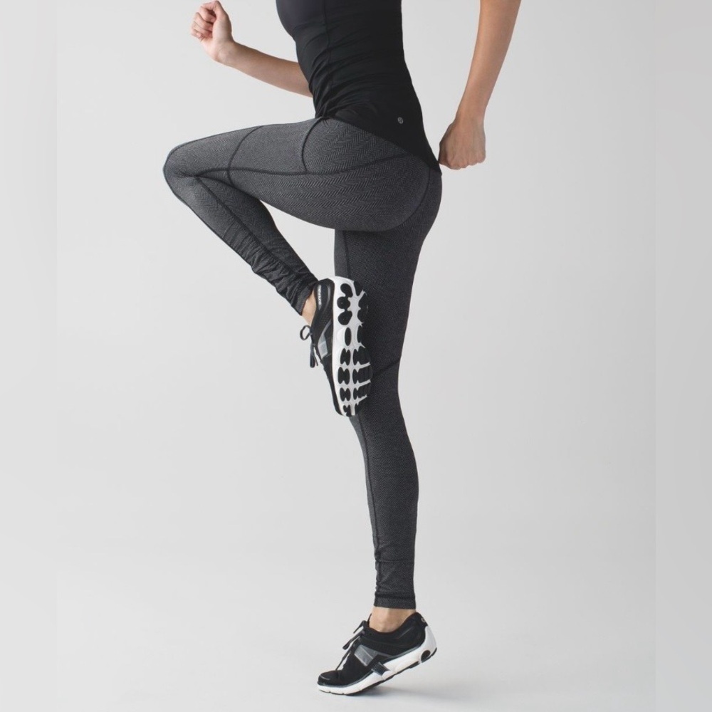 Lululemon Speed Tight IV
Giant Herringbone Black Heathered Black size 6 EUC